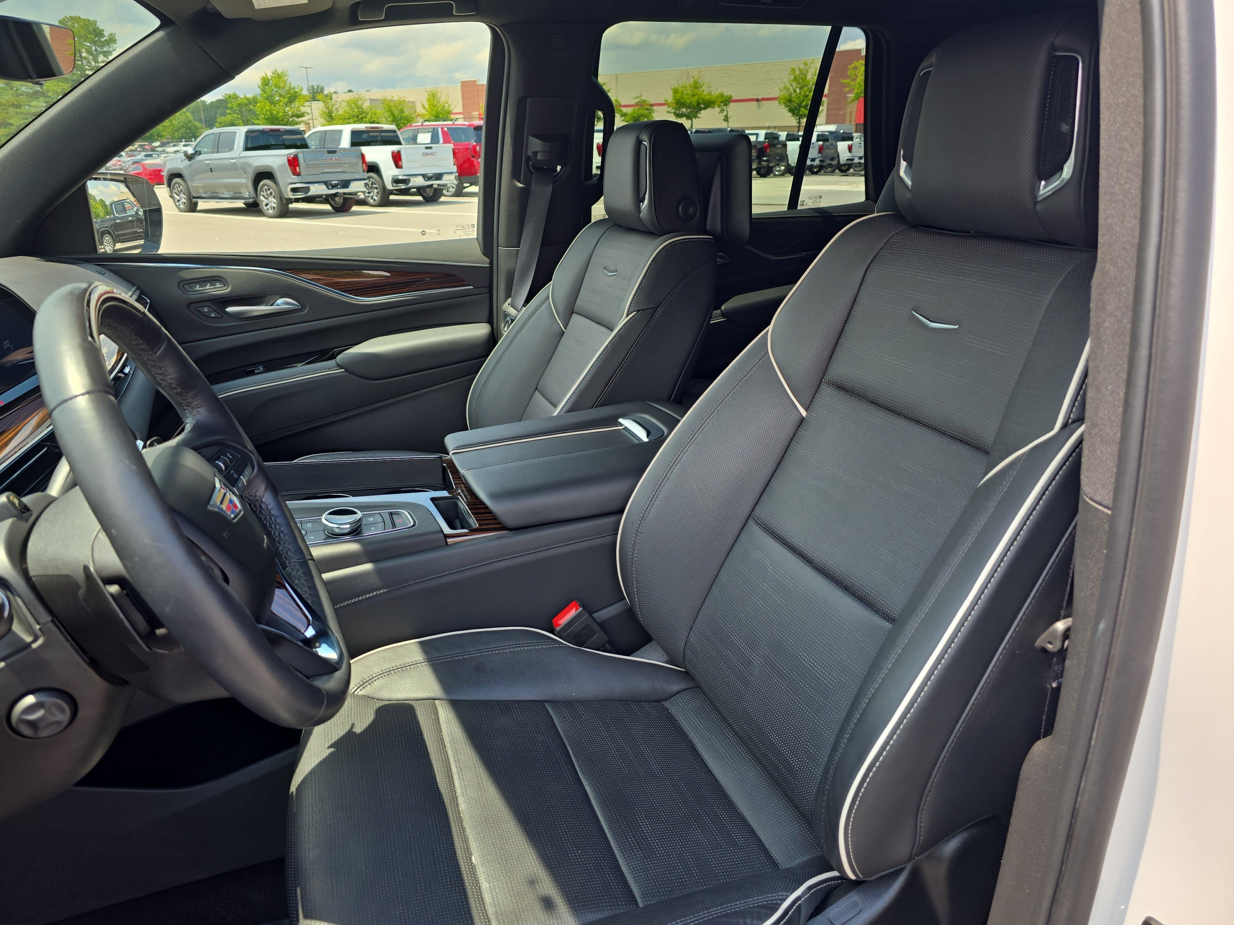 Certified 2023 Cadillac Escalade Premium Luxury w/ Performance Package AWD/4WD image 16