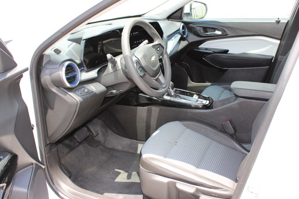 Used 2025 Chevrolet Trax LT FWD image 8