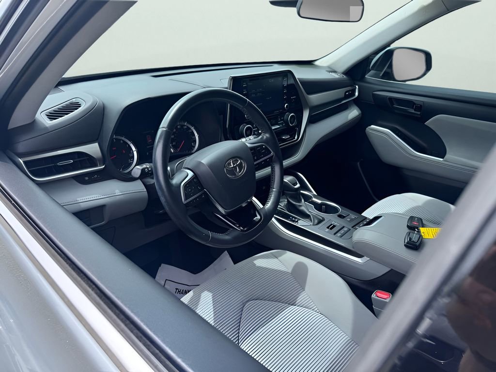 Used 2021 Toyota Highlander LE AWD/4WD image 16