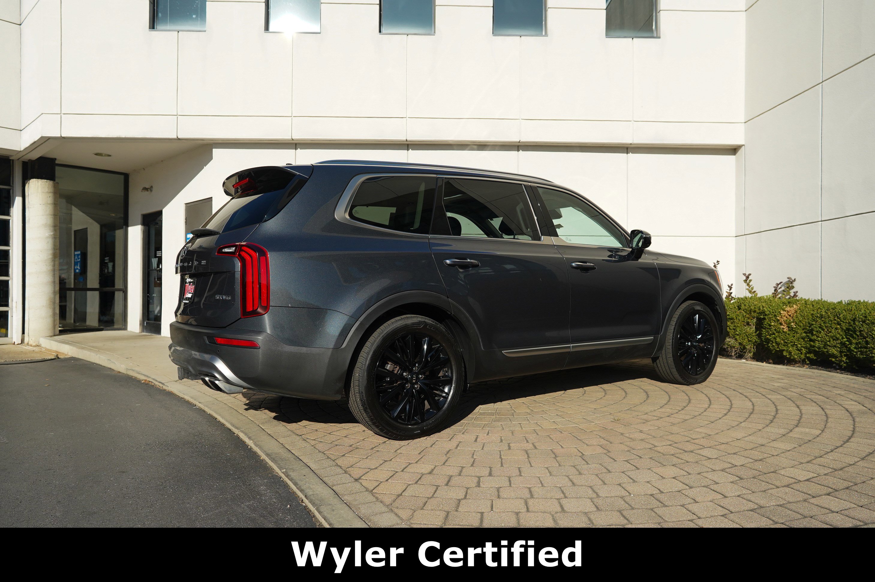 Used 2021 Kia Telluride SX w/ SX Prestige Package image 3