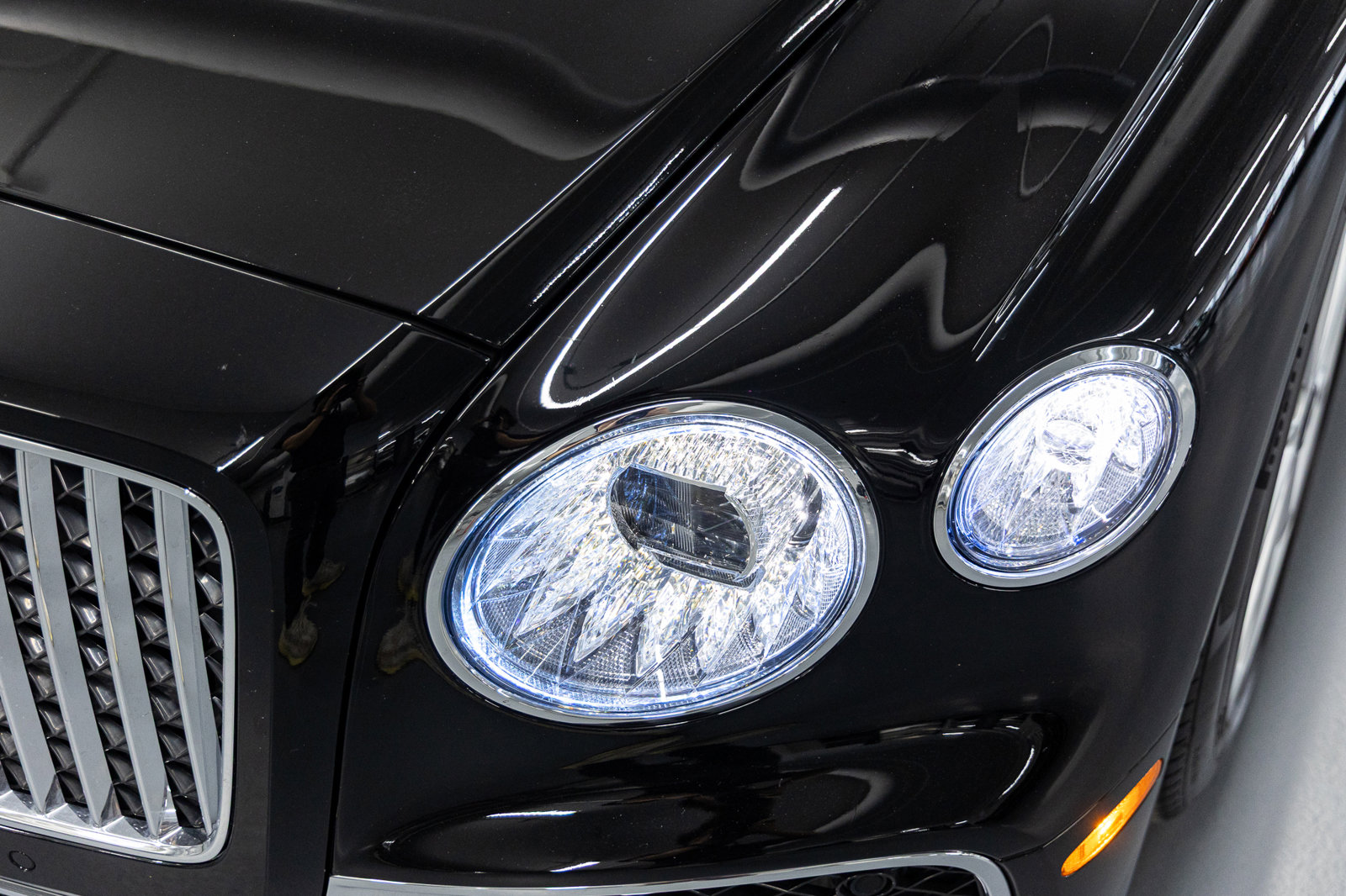 Used 2023 Bentley Flying Spur V8 image 7