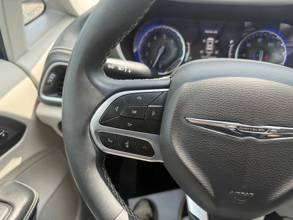 Used 2022 Chrysler Pacifica Touring-L AWD/4WD image 17