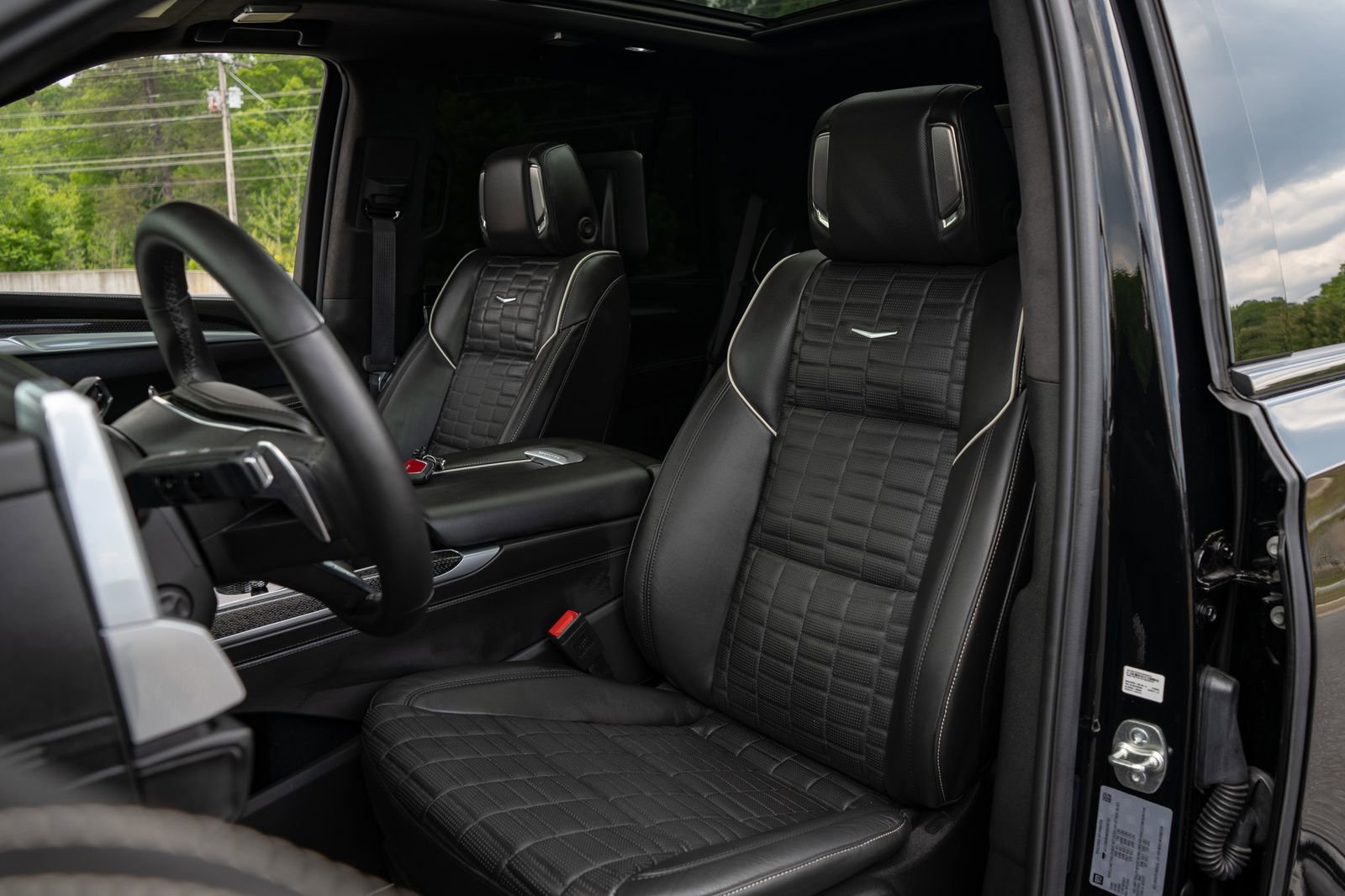 Used 2025 Cadillac Escalade V w/ LPO, ONYX Package AWD/4WD image 28