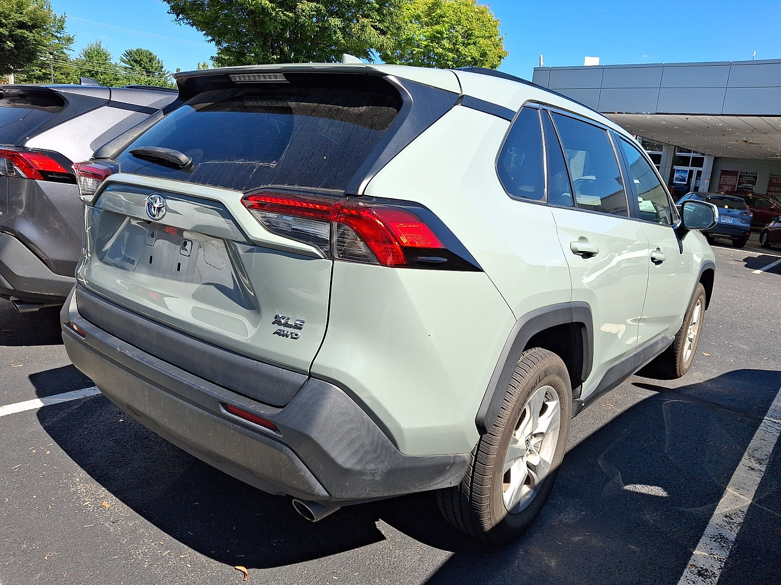 Used 2021 Toyota RAV4 XLE AWD/4WD image 4
