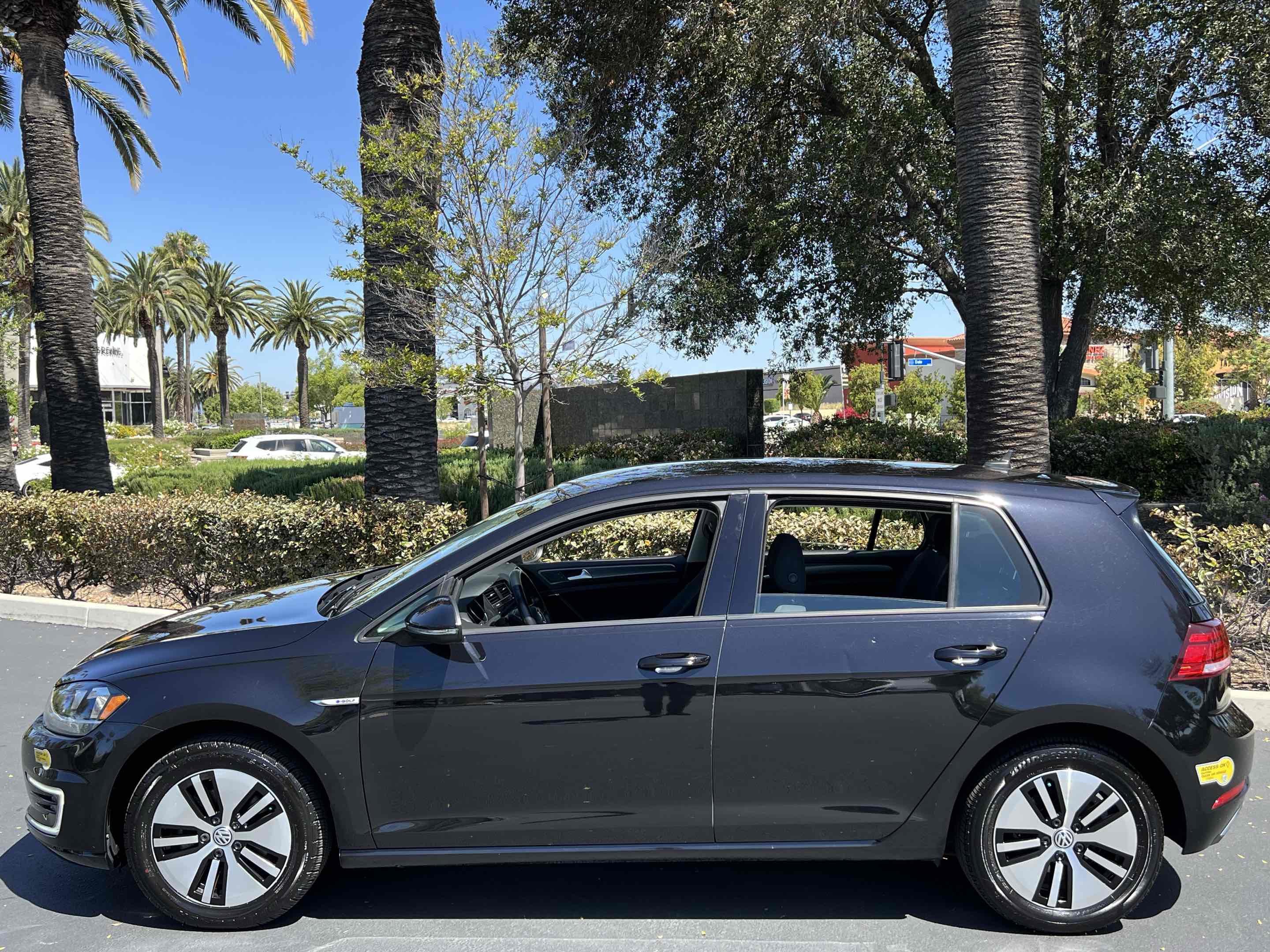 Used 2019 Volkswagen e-Golf SE w/ Driver Assistance Package FWD image 17