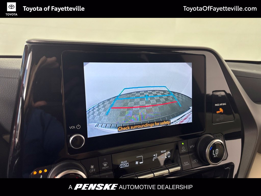 Used 2023 Toyota Highlander XLE FWD image 4