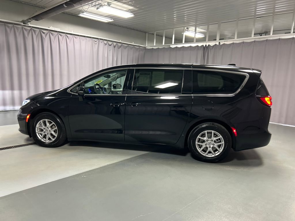 Used 2024 Chrysler Pacifica Touring-L FWD image 4