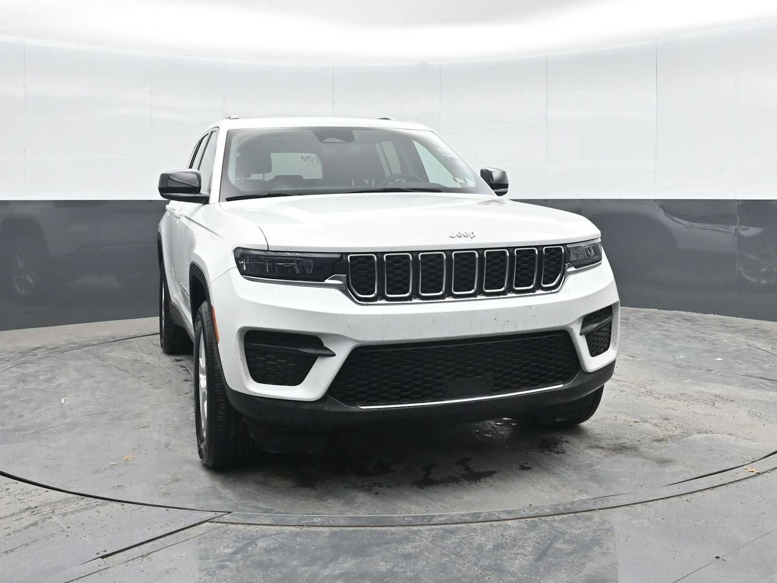 Used 2023 Jeep Grand Cherokee Laredo AWD/4WD image 6