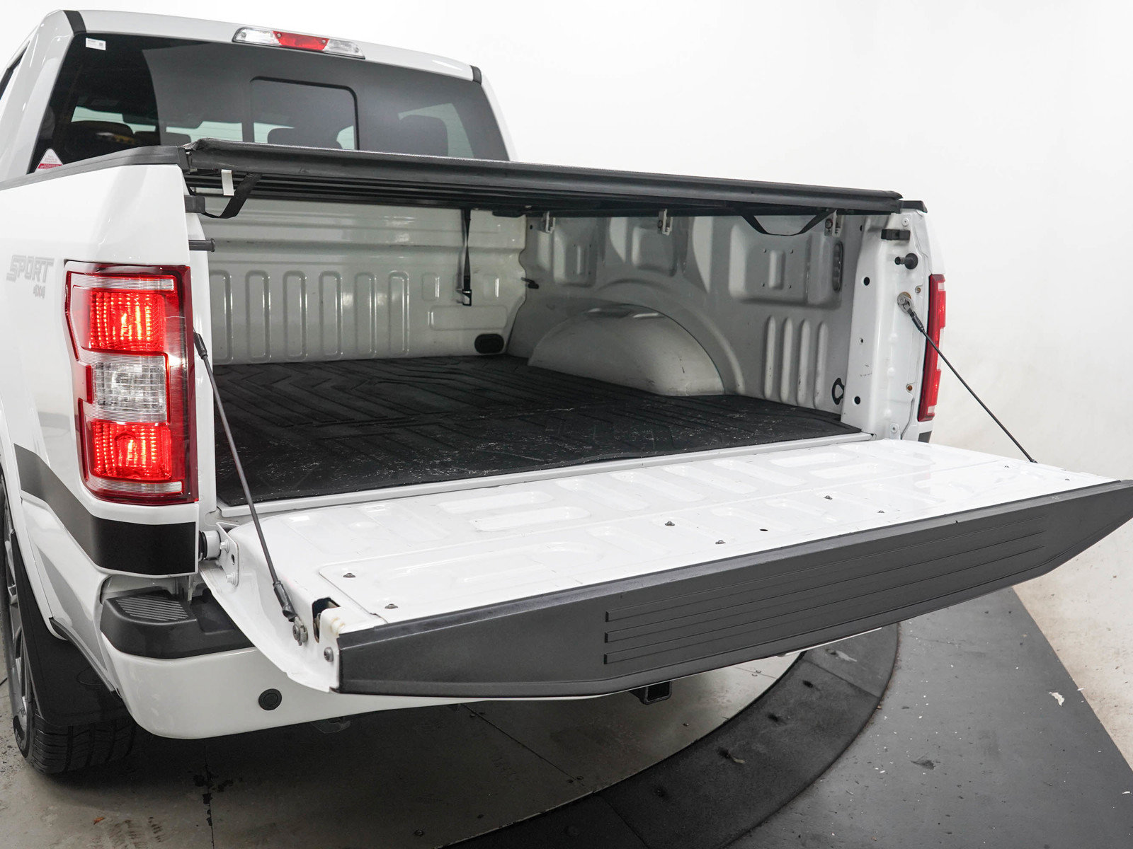 Used 2018 Ford F150 XLT w/ Equipment Group 302A Luxury AWD/4WD image 9