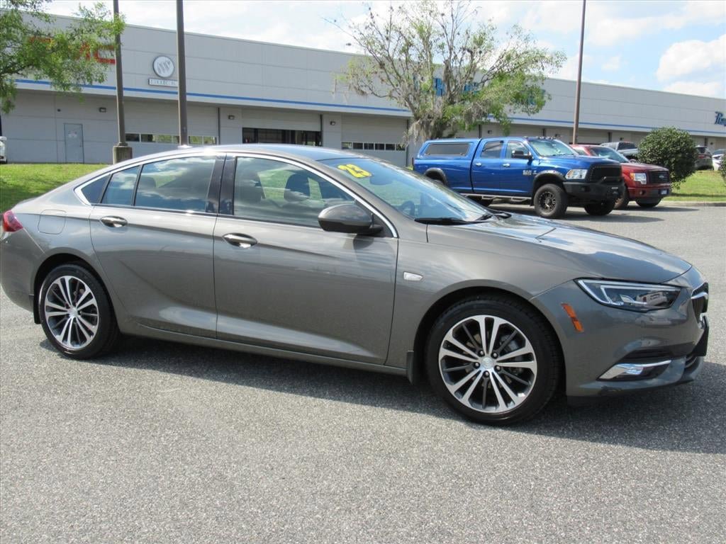 Used 2018 Buick Regal Essence w/ Driver Confidence Package #1 FWD image 2