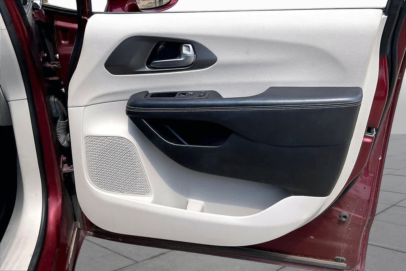 Used 2022 Chrysler Pacifica Touring-L FWD image 22