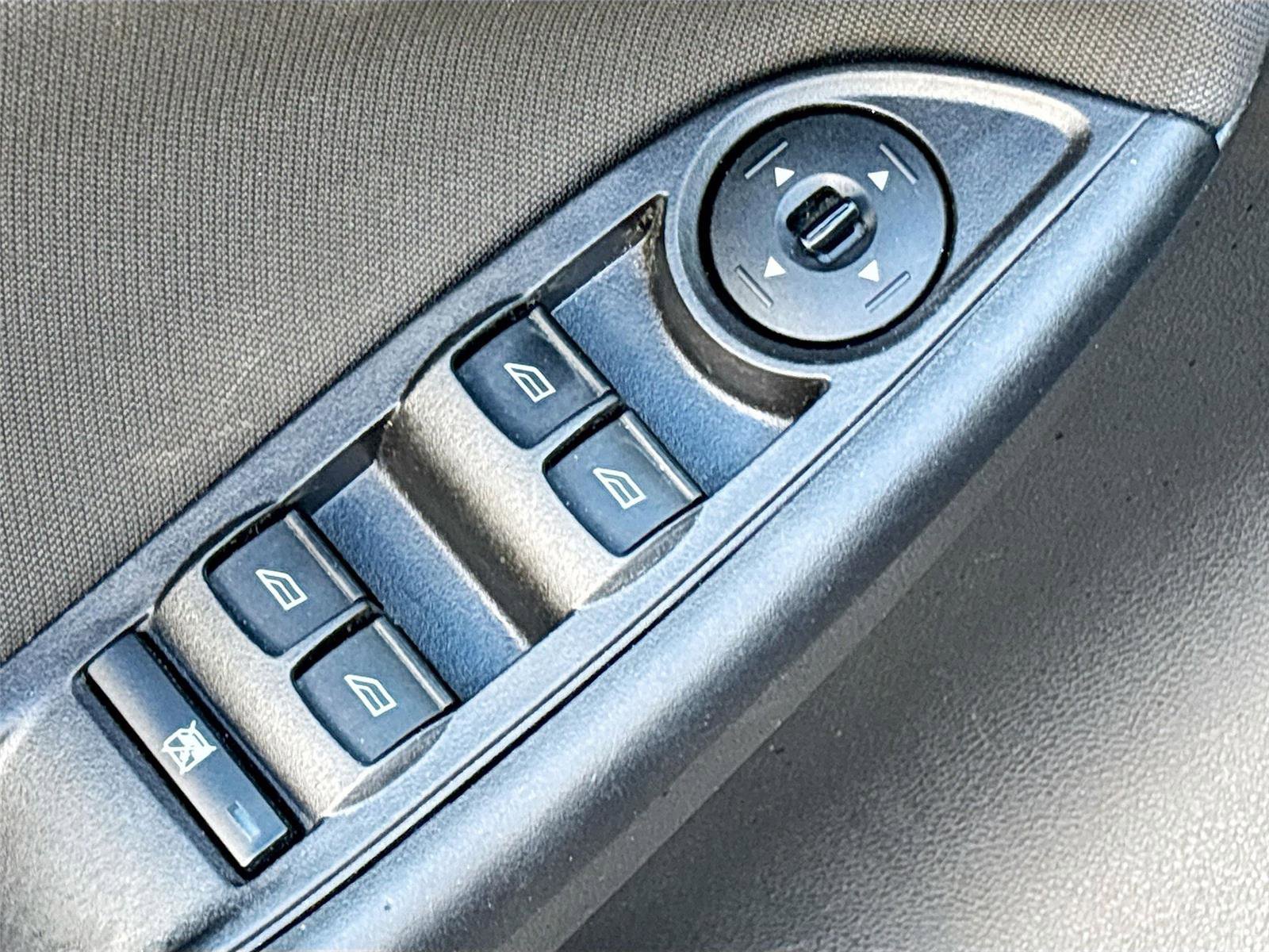 Used 2018 Ford Focus SE w/ SE Appearance Package image 18