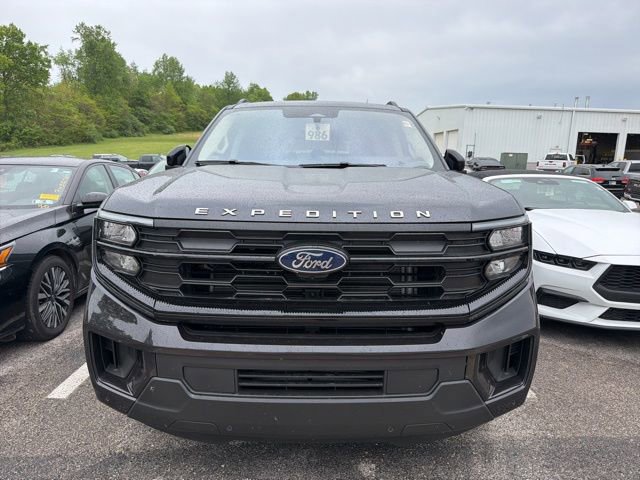 Used 2025 Ford Expedition Active AWD/4WD image 3