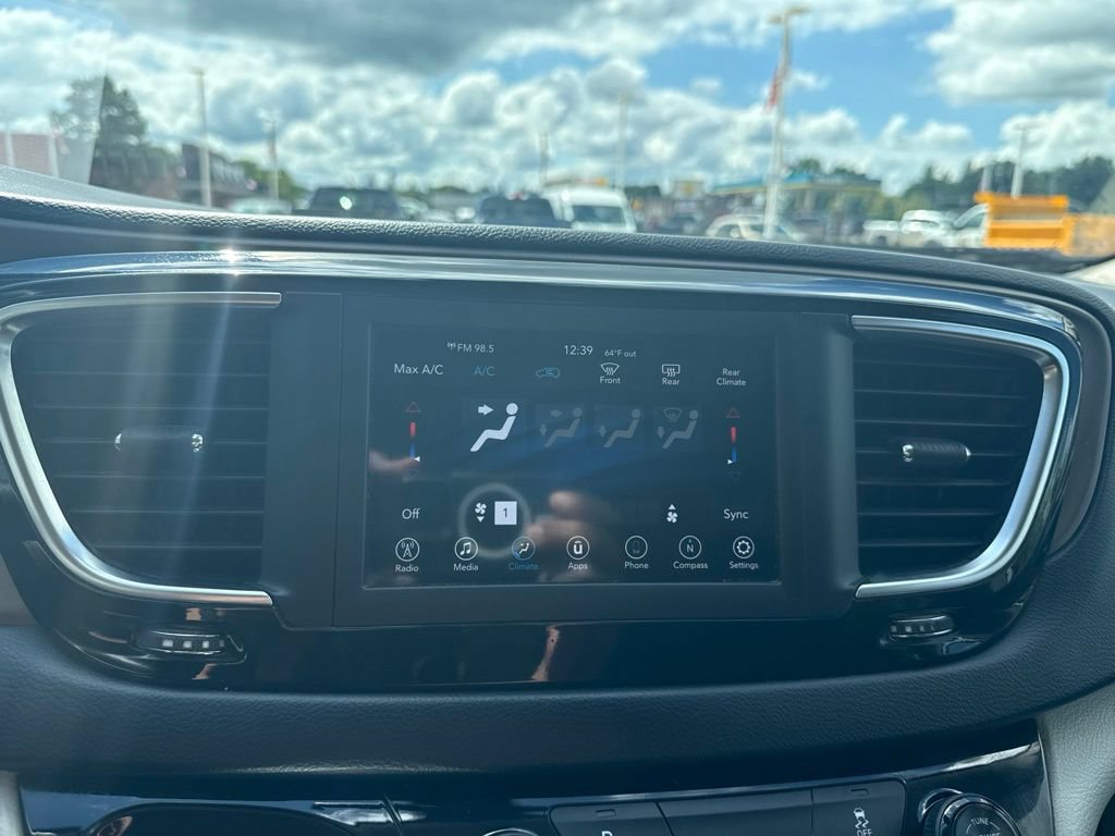 Used 2018 Chrysler Pacifica L FWD image 15