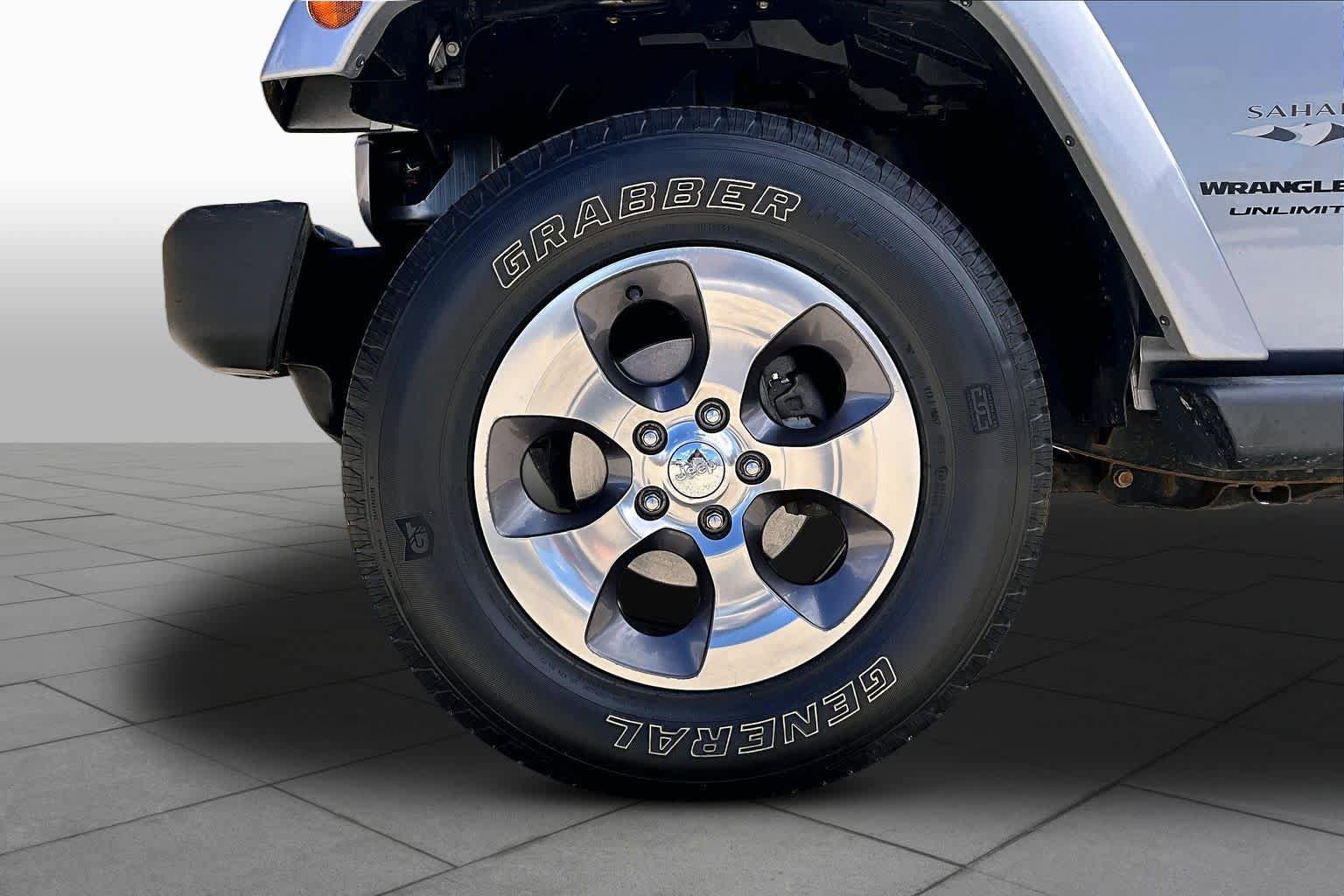 Used 2018 Jeep Wrangler Unlimited Sahara w/ Connectivity Group AWD/4WD image 11