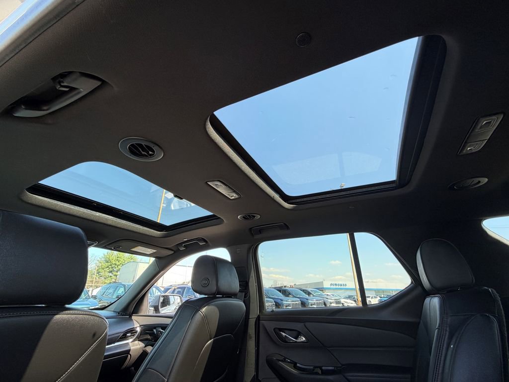 Used 2023 Chevrolet Traverse RS image 17