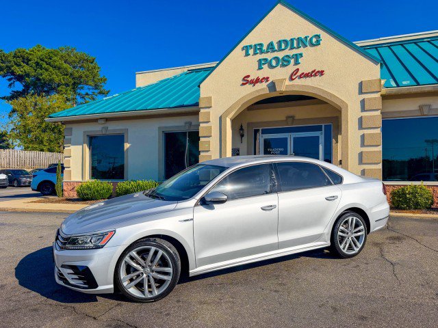 Used 2018 Volkswagen Passat 2.0T R-Line w/ R-Line Lighting Package FWD image 26