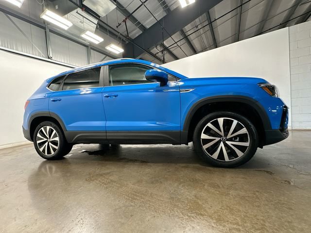 Used 2023 Volkswagen Taos SE w/ Panoramic Sunroof Package AWD/4WD image 3