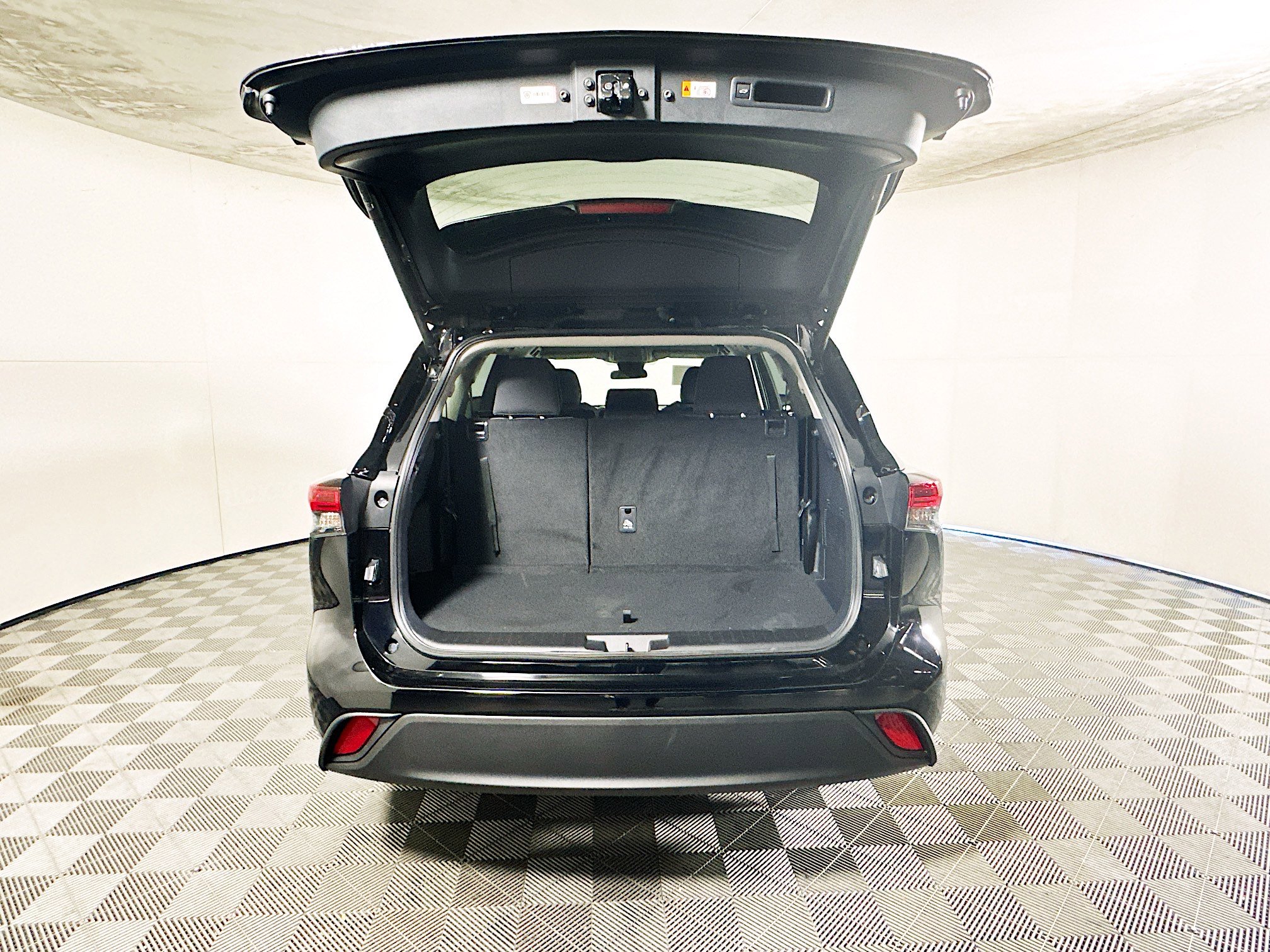 Used 2025 Toyota Highlander LE FWD image 31