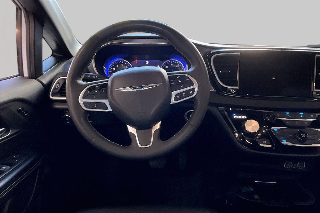 Used 2025 Chrysler Pacifica Select FWD image 5
