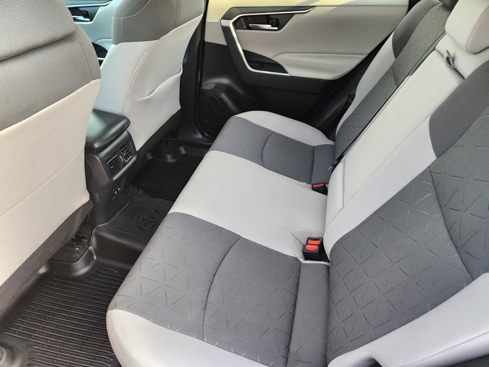 Used 2020 Toyota RAV4 XLE AWD/4WD image 33