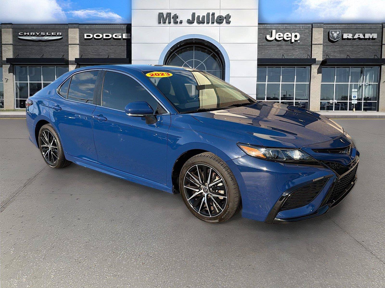 Used 2023 Toyota Camry SE FWD image 1