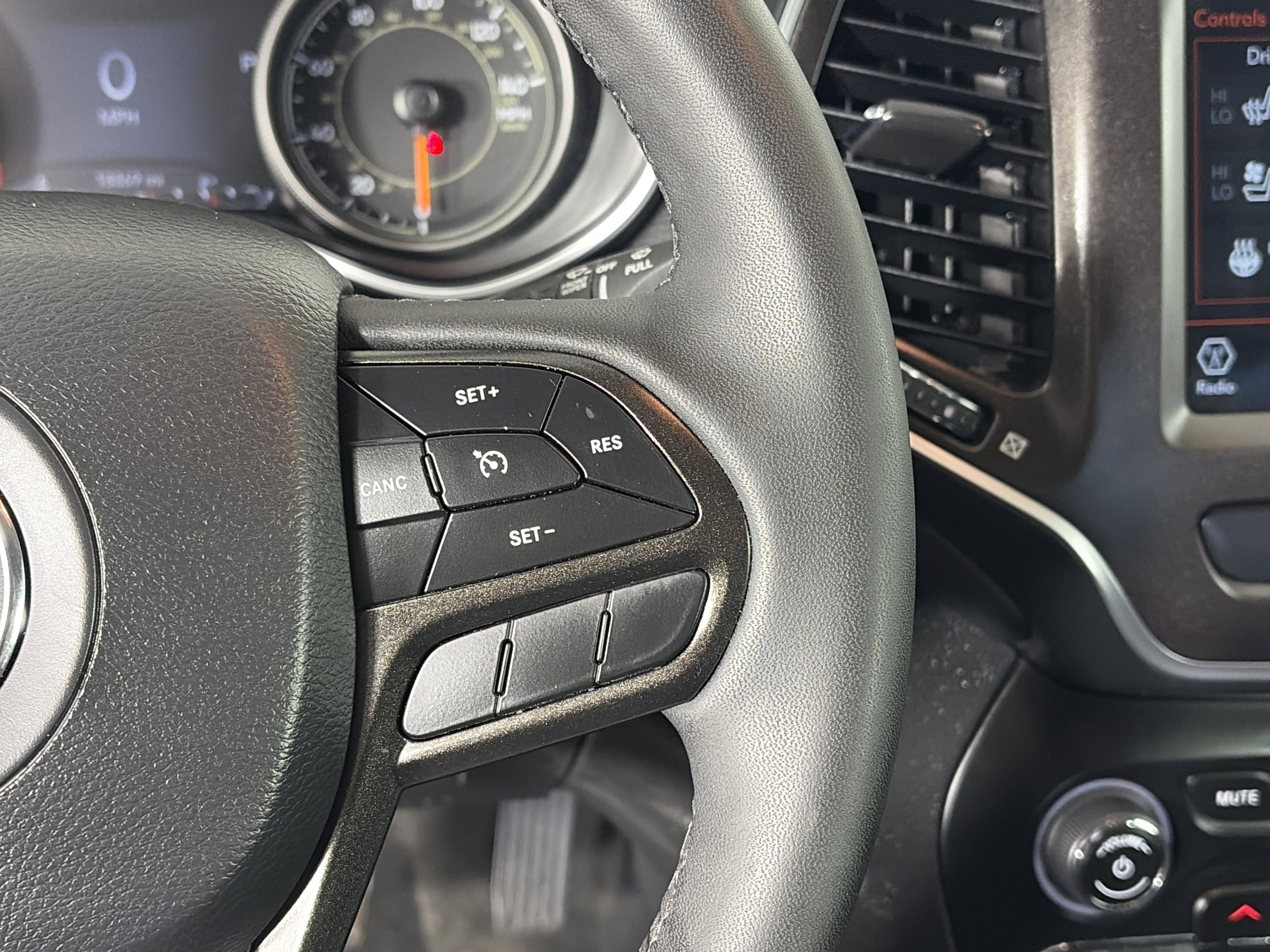 Used 2022 Jeep Cherokee Trailhawk w/ Premium Leather Package image 30