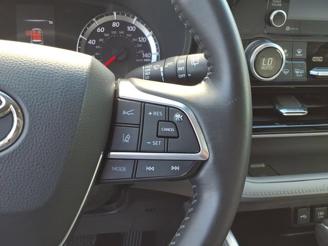 Used 2020 Toyota Highlander LE AWD/4WD image 16