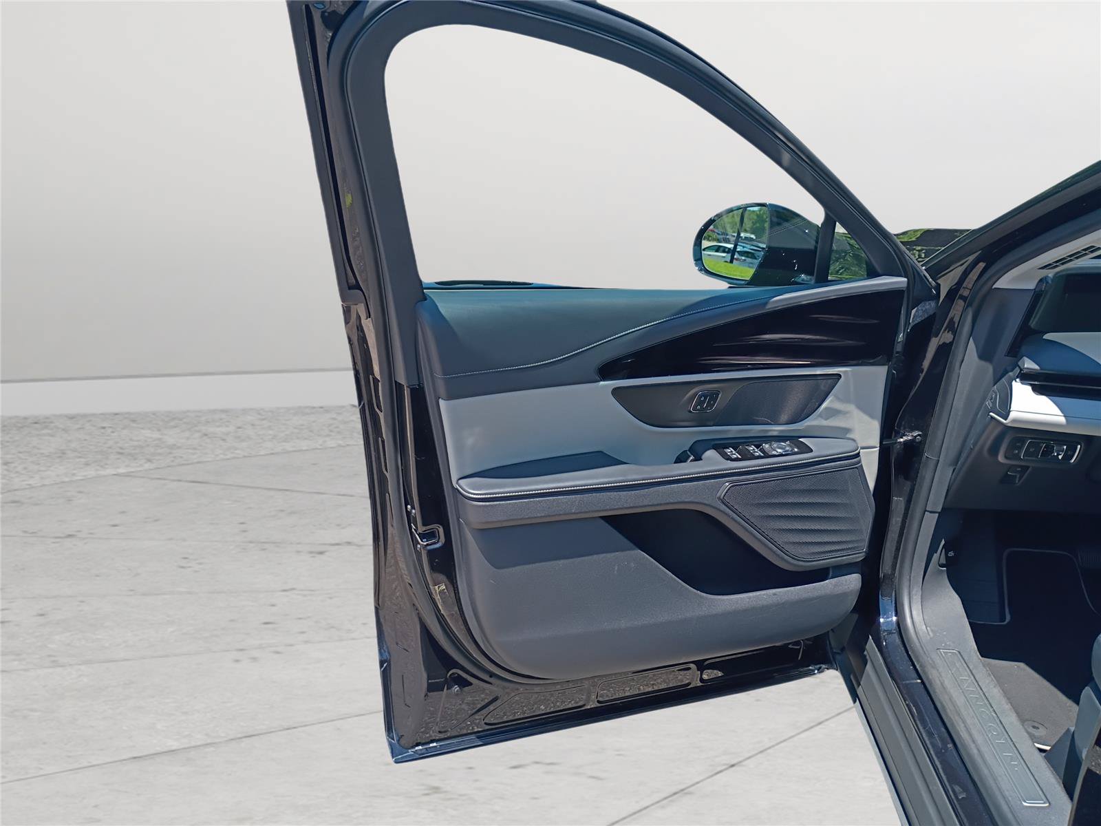 Used 2025 Lincoln Nautilus Premier AWD/4WD image 9