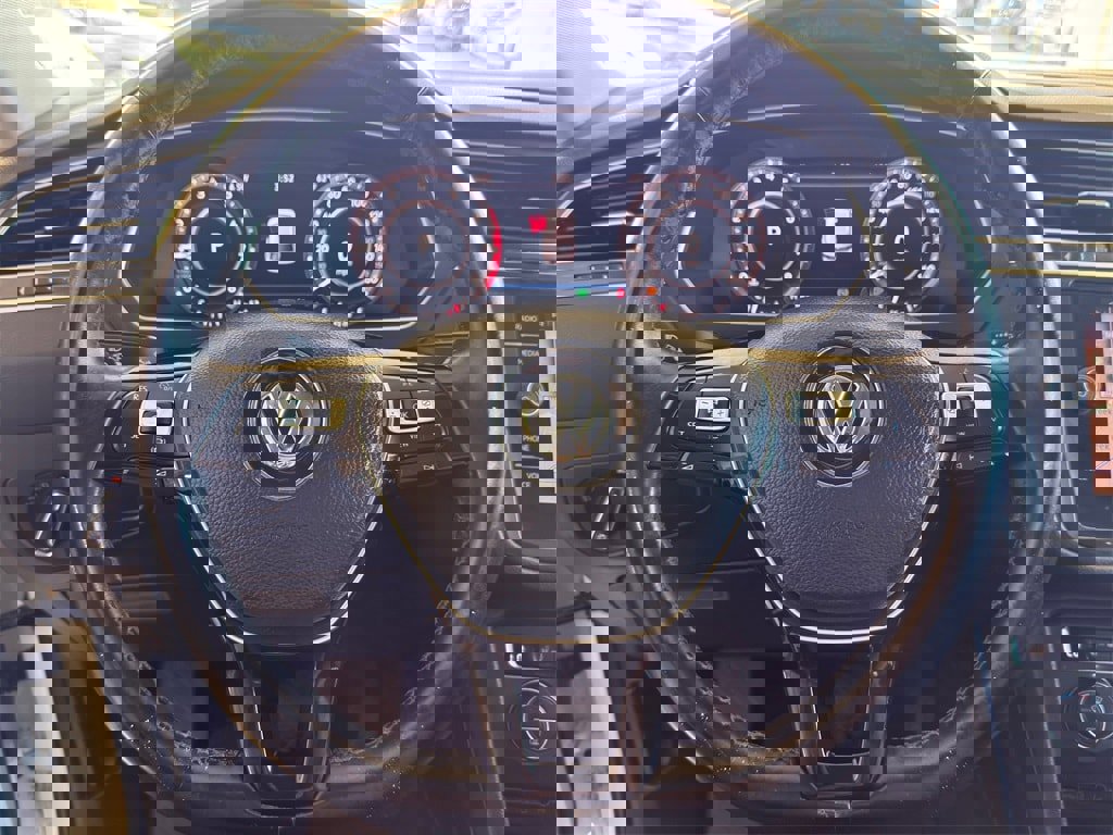 Used 2019 Volkswagen Tiguan SEL Premium image 14