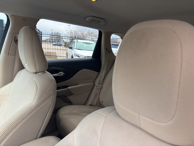 Used 2019 Jeep Cherokee Latitude w/ Popular Appearance Group image 9