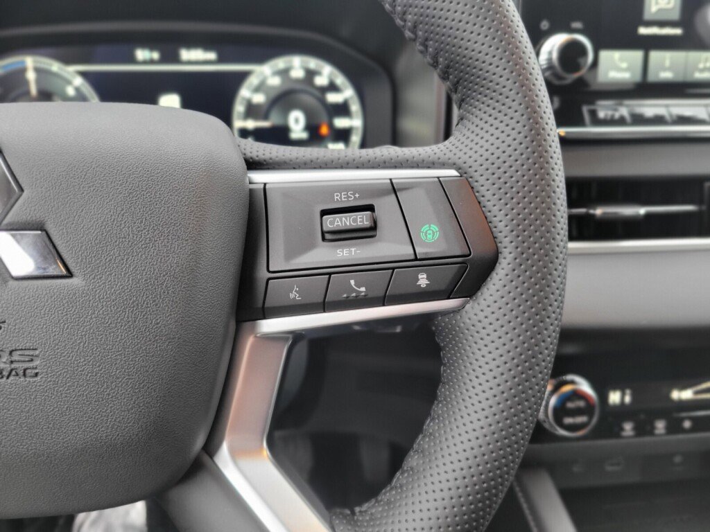 New 2025 Mitsubishi Outlander SE image 28