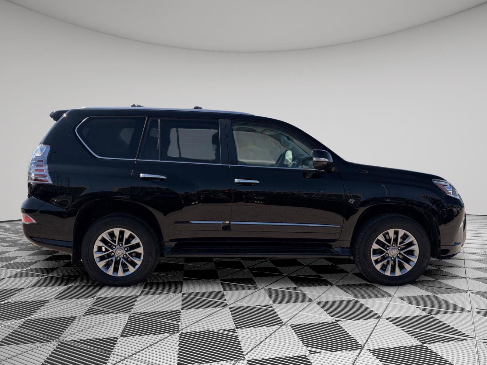 Used 2016 Lexus GX 460 Luxury w/ Preferred Accessory Package image 4