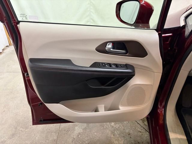 Used 2018 Chrysler Pacifica Touring-L FWD image 29