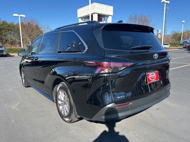 Used 2025 Toyota Sienna XLE image 9