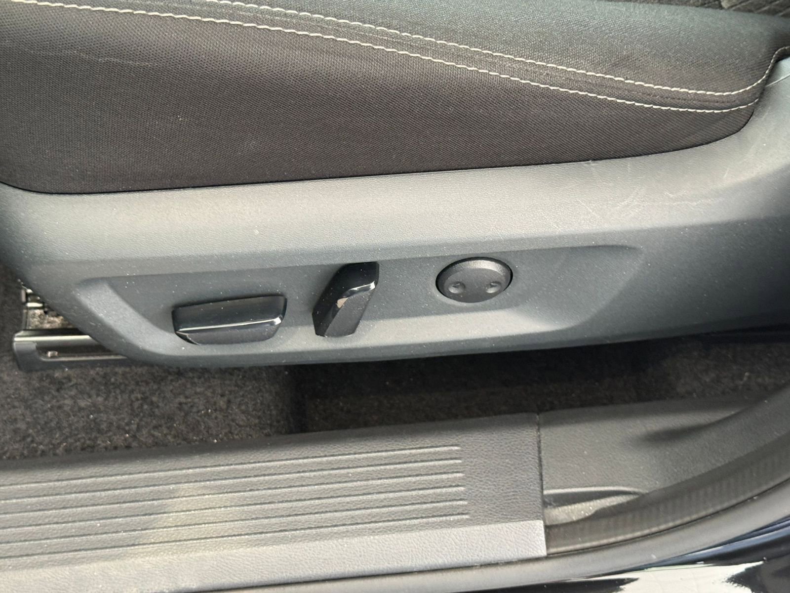 Used 2025 Nissan Rogue SV FWD image 22