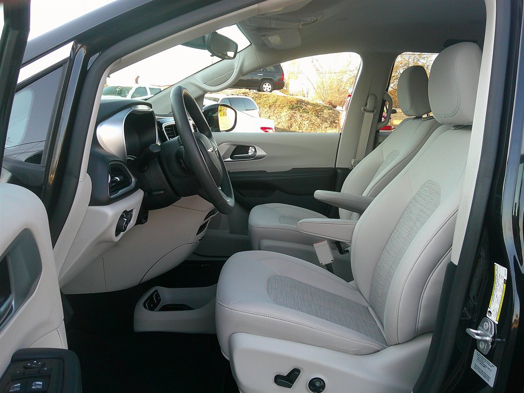 Used 2017 Chrysler Pacifica Touring Plus image 10