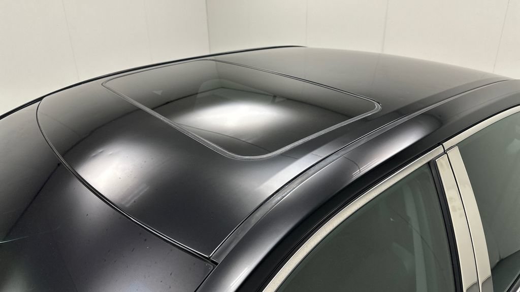 Used 2016 Toyota Camry SE w/ Moonroof Package FWD image 11
