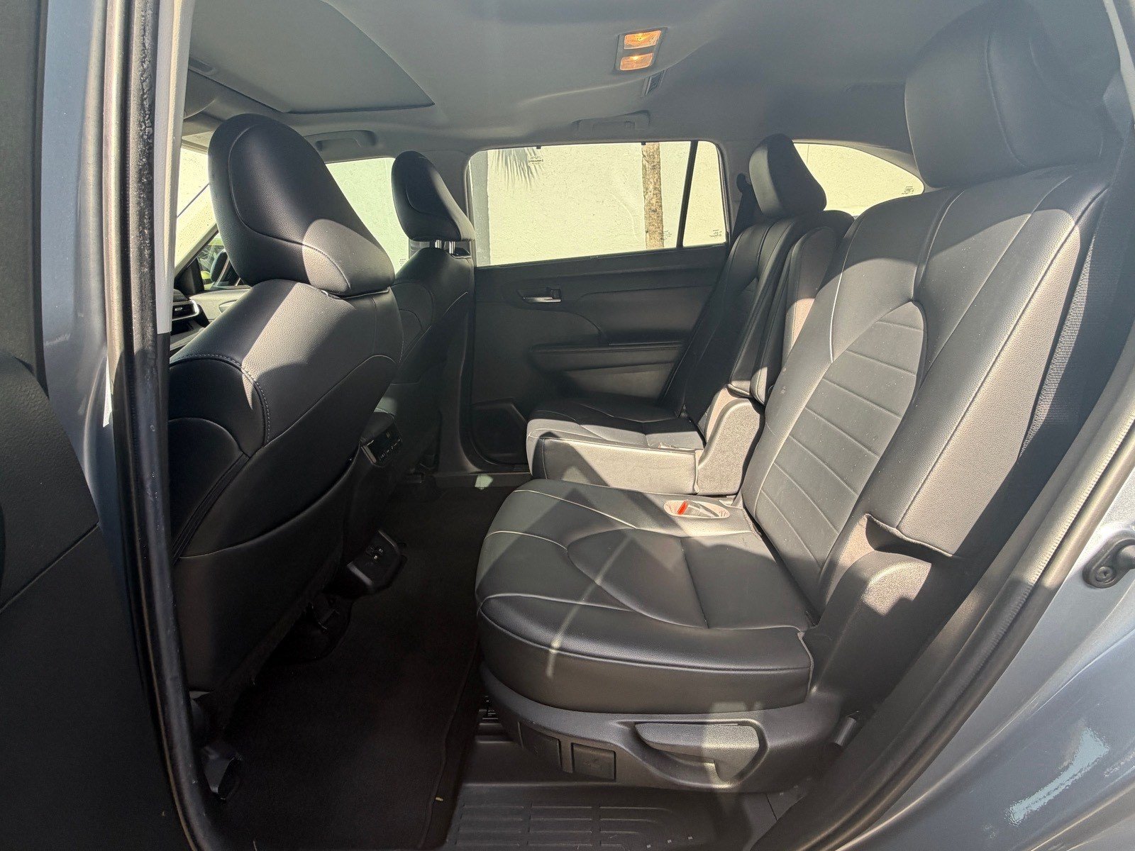 Used 2020 Toyota Highlander XLE FWD image 19