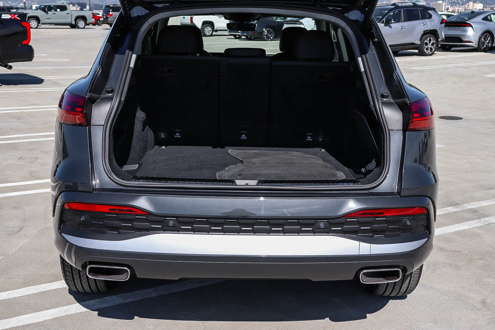 Used 2025 Audi Q5 Premium w/ Convenience Package image 36