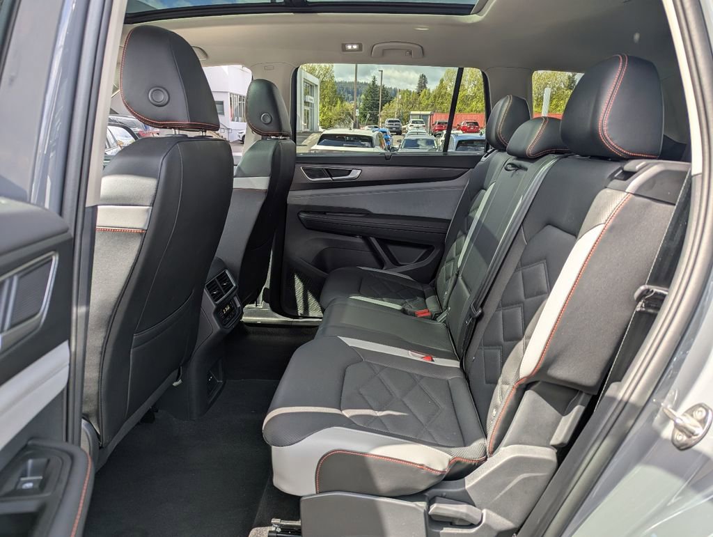 Used 2025 Volkswagen Atlas Peak Edition SE image 28