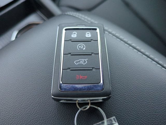 New 2026 Jeep Grand Cherokee Limited w/ Luxury Tech Group II AWD/4WD image 30