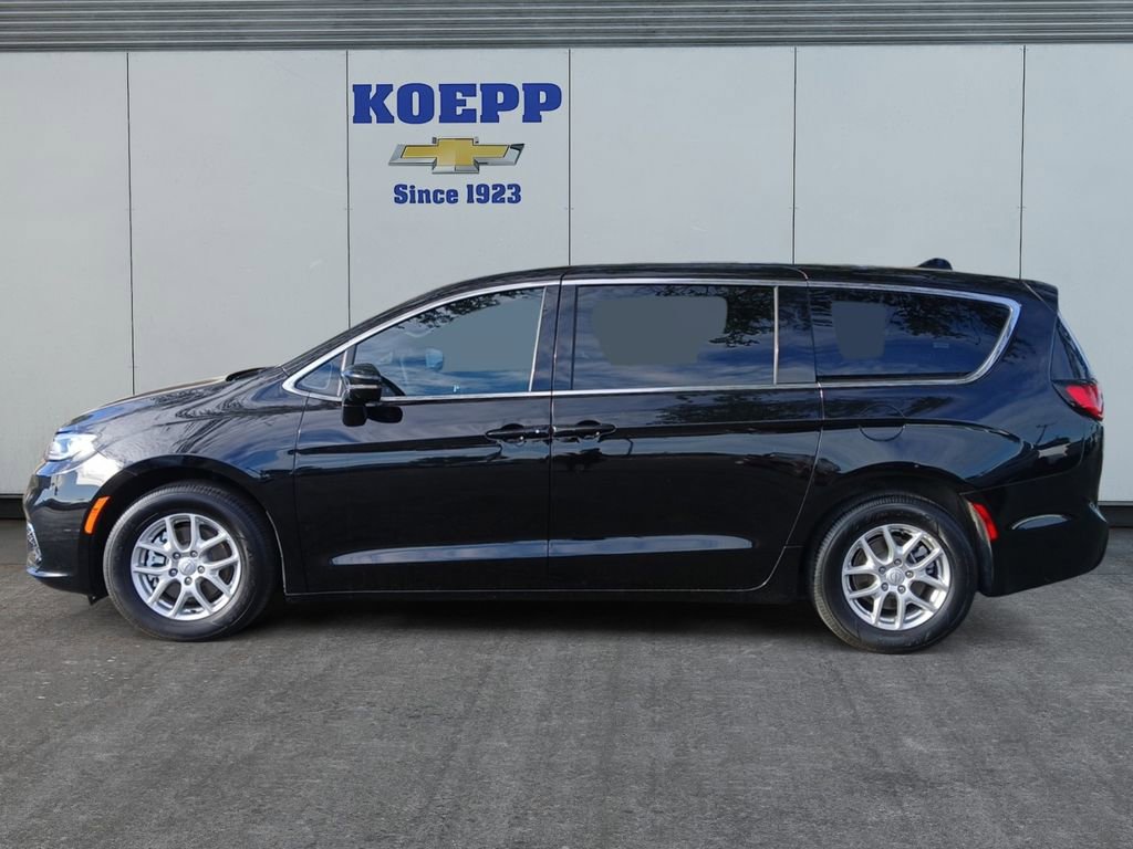Used 2025 Chrysler Pacifica Select FWD image 2