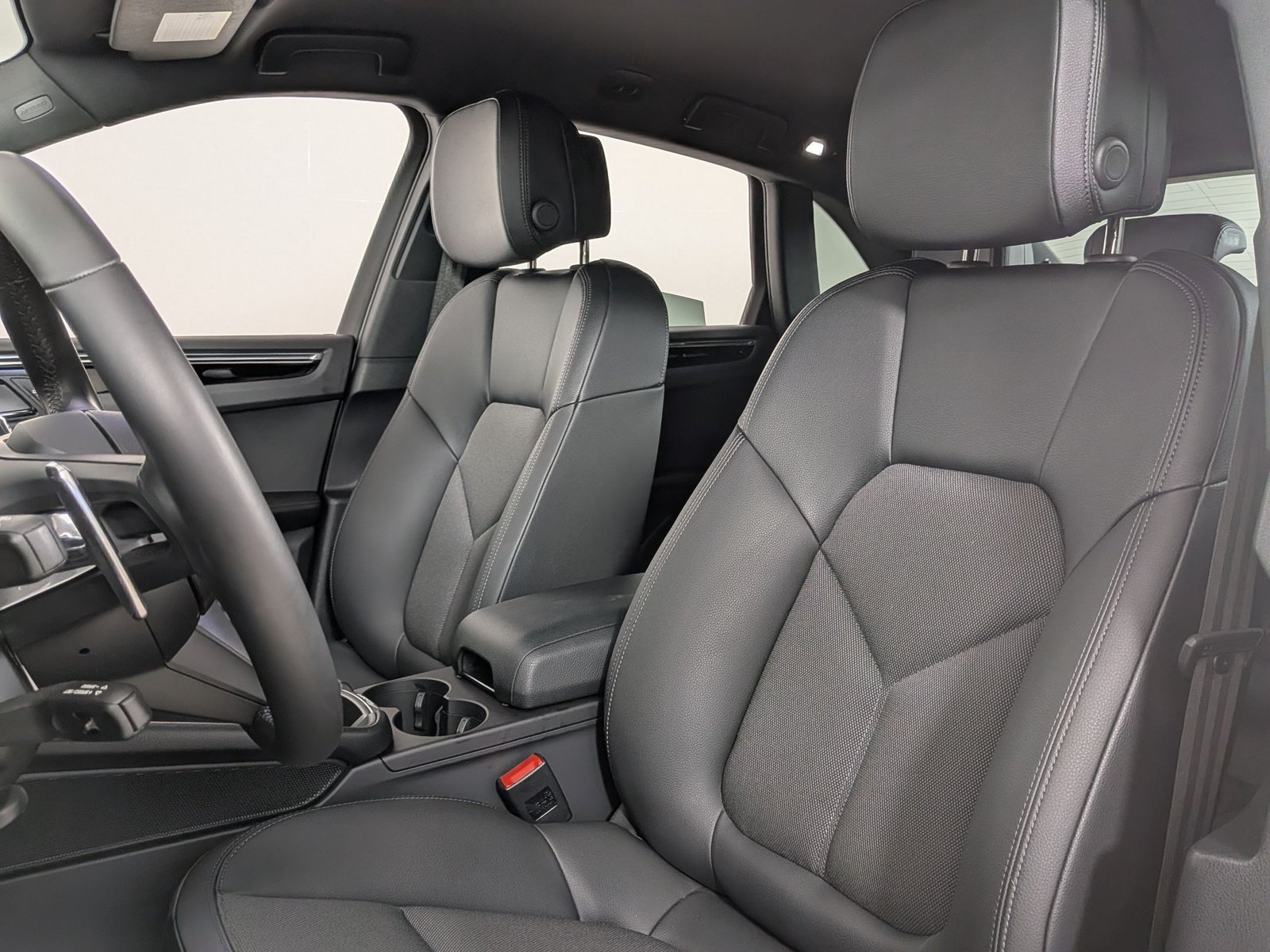 Certified 2025 Porsche Macan Turbo AWD/4WD image 5