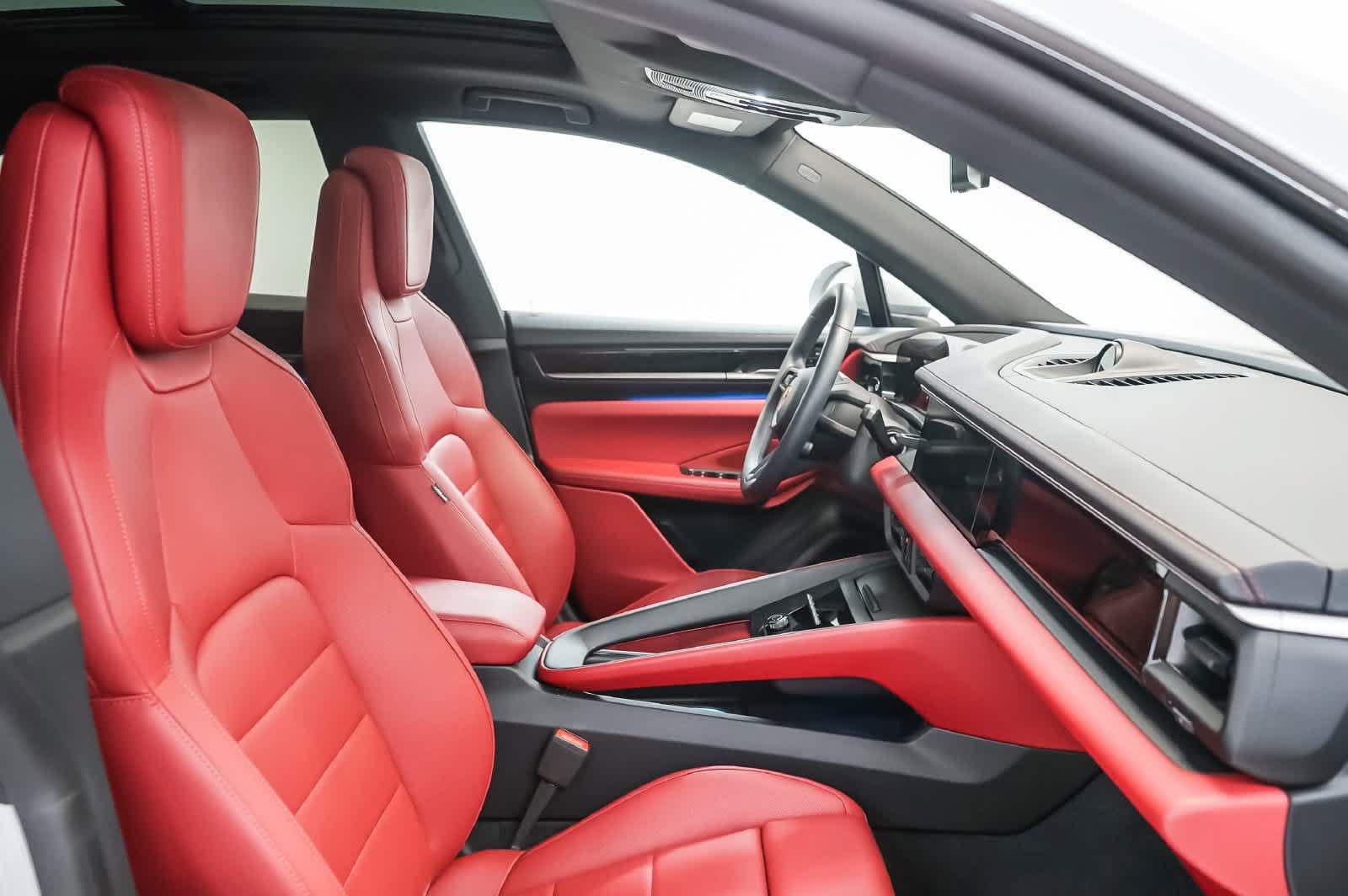 Certified 2025 Porsche Macan 4S Electric AWD/4WD image 22