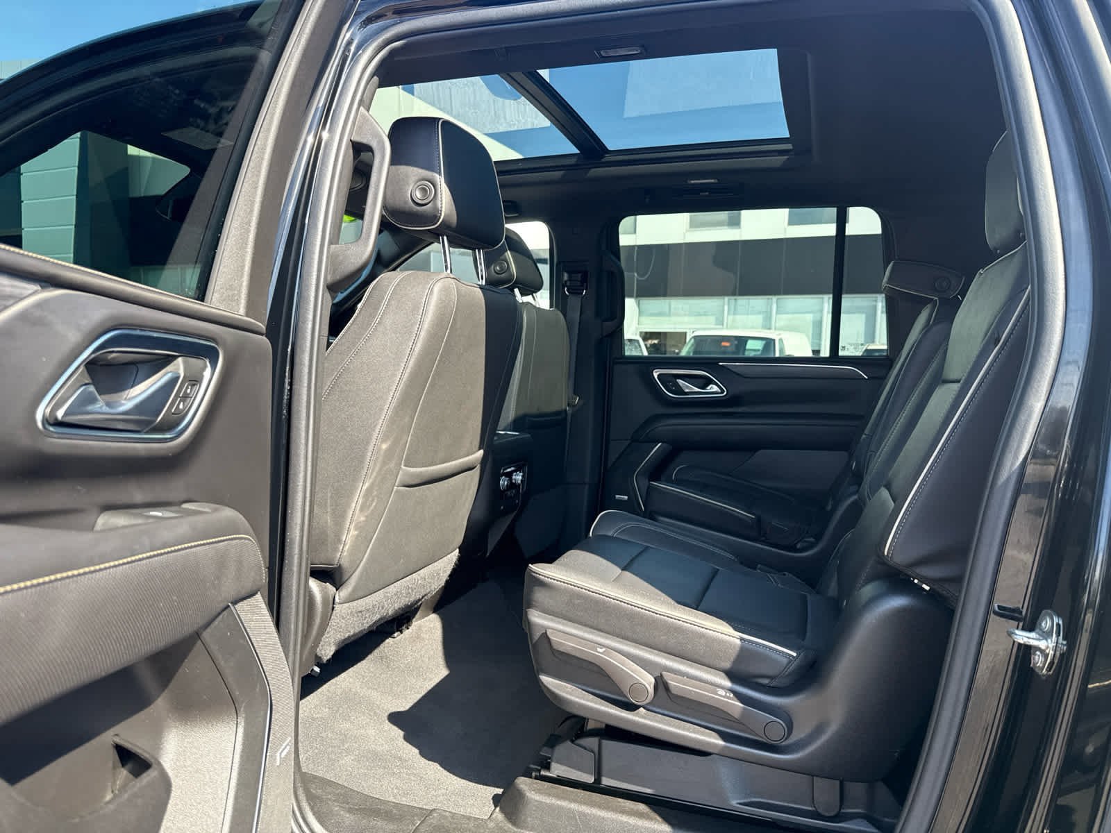 Used 2023 GMC Yukon XL SLT AWD/4WD image 22
