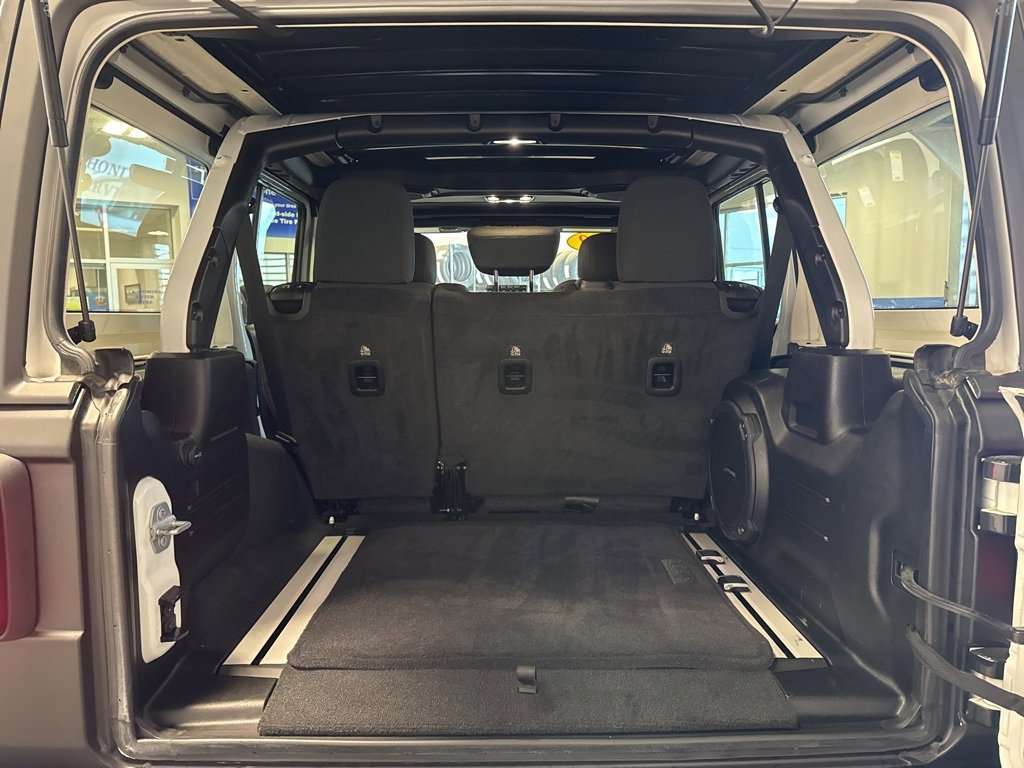 Used 2022 Jeep Wrangler Unlimited Rubicon w/ Xtreme Recon 35" Tire Package image 28