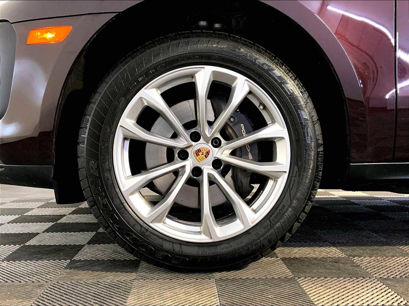 Certified 2025 Porsche Macan image 11