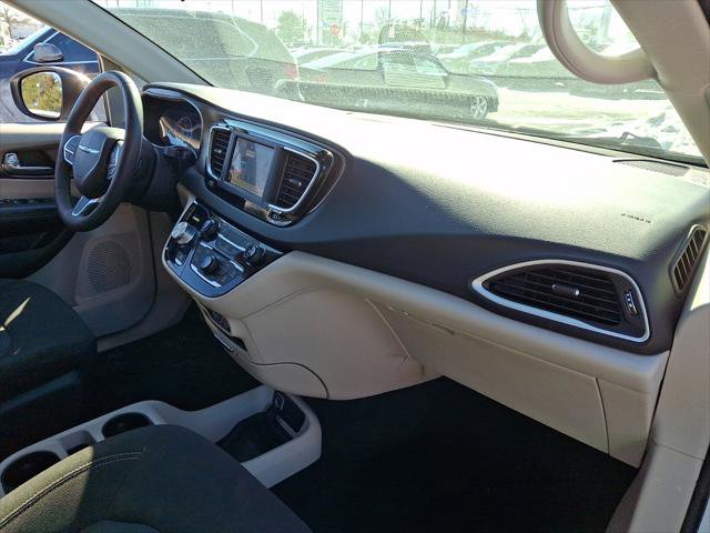 Used 2023 Chrysler Voyager LX image 11