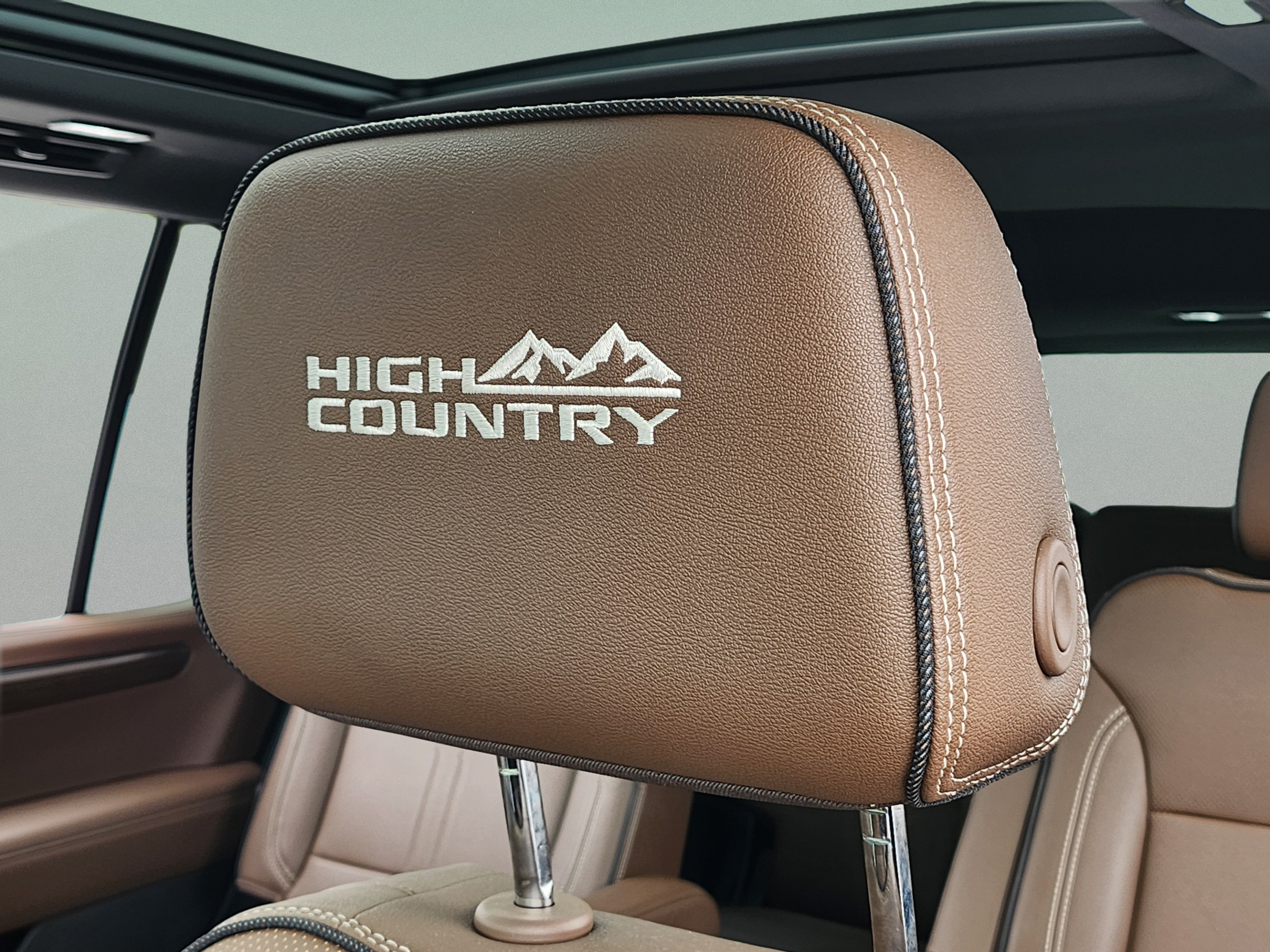 Used 2025 Chevrolet Tahoe High Country AWD/4WD image 17